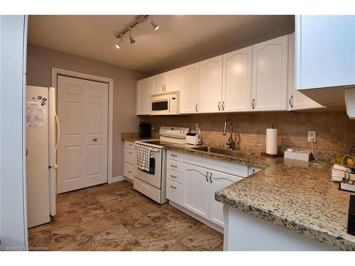 604-3000 Creekside Drive, Dundas, ON - Indoor Photo Showing Kitchen