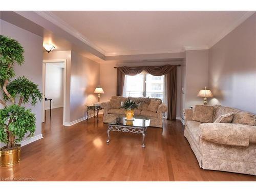 604-3000 Creekside Drive, Dundas, ON - Indoor Photo Showing Living Room