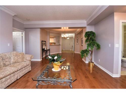 604-3000 Creekside Drive, Dundas, ON - Indoor Photo Showing Living Room