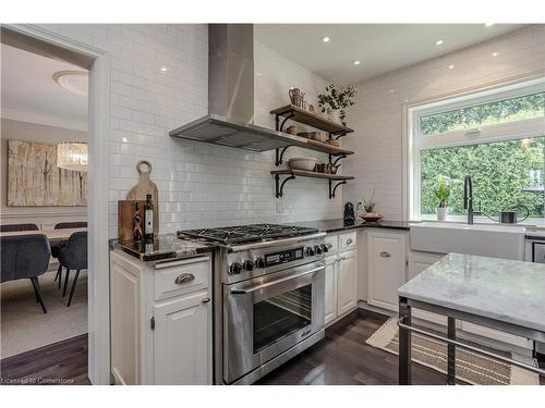 4016 Lantern Lane, Burlington, ON - Indoor Photo Showing Kitchen With Upgraded Kitchen