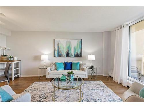 847-350 Quigley Road, Hamilton, ON - Indoor Photo Showing Living Room