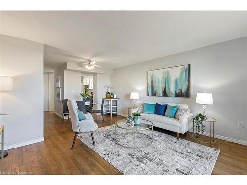 847-350 Quigley Road, Hamilton, ON - Indoor Photo Showing Living Room