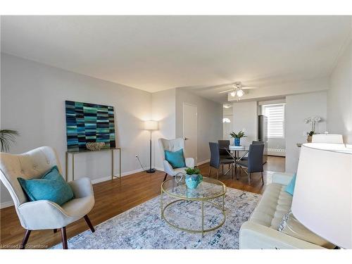 847-350 Quigley Road, Hamilton, ON - Indoor Photo Showing Living Room