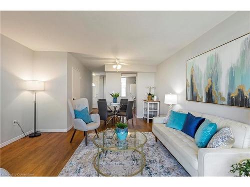 847-350 Quigley Road, Hamilton, ON - Indoor Photo Showing Living Room