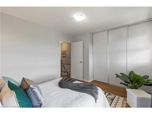 847-350 Quigley Road, Hamilton, ON - Indoor Photo Showing Bedroom