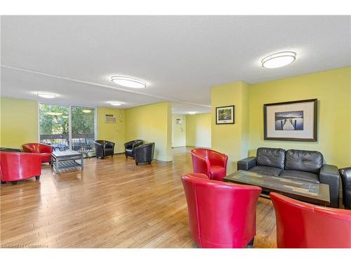 847-350 Quigley Road, Hamilton, ON - Indoor Photo Showing Living Room