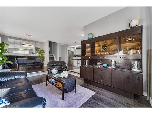 8 Muscot Drive, Hamilton, ON - Indoor Photo Showing Living Room