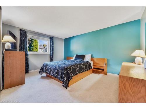 8 Muscot Drive, Hamilton, ON - Indoor Photo Showing Bedroom