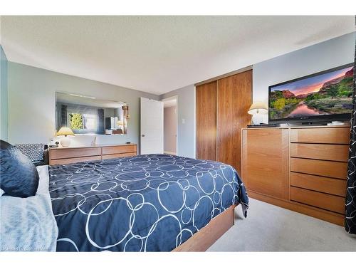 8 Muscot Drive, Hamilton, ON - Indoor Photo Showing Bedroom