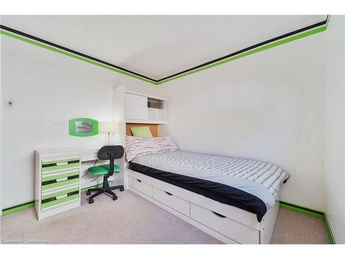 8 Muscot Drive, Hamilton, ON - Indoor Photo Showing Bedroom