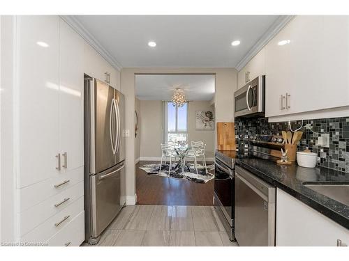 912-155 Hillcrest Avenue, Mississauga, ON - Indoor Photo Showing Kitchen