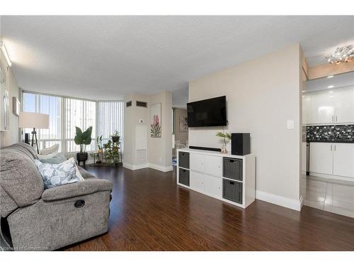 912-155 Hillcrest Avenue, Mississauga, ON - Indoor Photo Showing Living Room