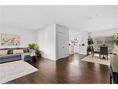 7448 Wanless Street, Niagara Falls, ON - Indoor Photo Showing Living Room