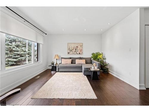 7448 Wanless Street, Niagara Falls, ON - Indoor Photo Showing Living Room