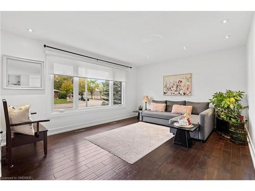 7448 Wanless Street, Niagara Falls, ON - Indoor Photo Showing Living Room