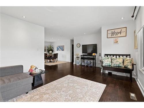 7448 Wanless Street, Niagara Falls, ON - Indoor Photo Showing Living Room