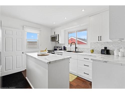 7448 Wanless Street, Niagara Falls, ON - Indoor Photo Showing Kitchen With Upgraded Kitchen