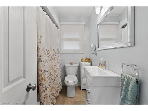 7448 Wanless Street, Niagara Falls, ON - Indoor Photo Showing Bathroom