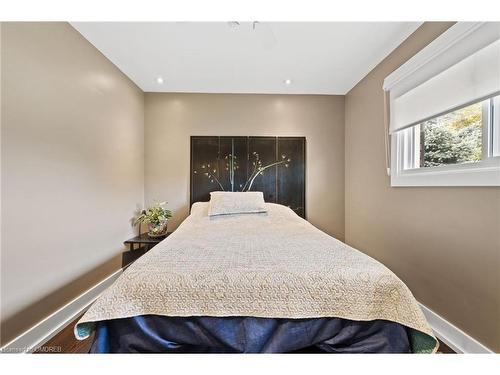 7448 Wanless Street, Niagara Falls, ON - Indoor Photo Showing Bedroom