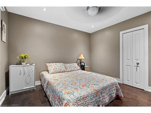 7448 Wanless Street, Niagara Falls, ON - Indoor Photo Showing Bedroom