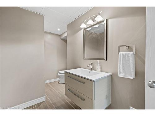 7448 Wanless Street, Niagara Falls, ON - Indoor Photo Showing Bathroom