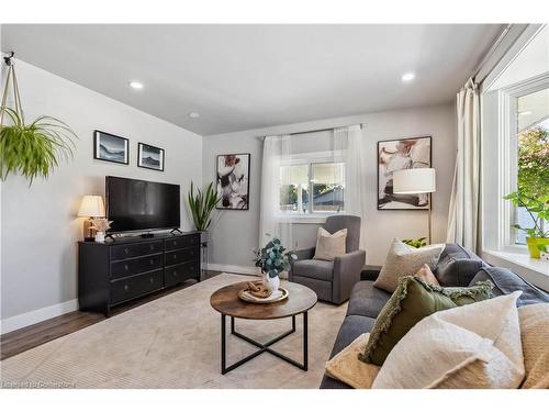 1010 Heather Street, Woodstock, ON - Indoor Photo Showing Living Room