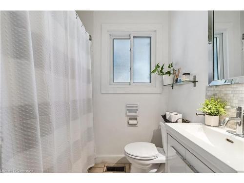 1010 Heather Street, Woodstock, ON - Indoor Photo Showing Bathroom