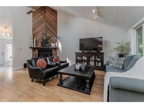 11 Weneil Dr Drive, Freelton, ON - Indoor Photo Showing Living Room