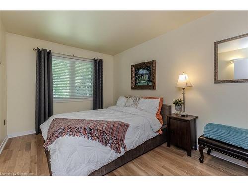 11 Weneil Dr Drive, Freelton, ON - Indoor Photo Showing Bedroom