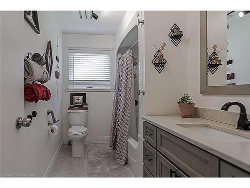 11 Weneil Dr Drive, Freelton, ON - Indoor Photo Showing Bathroom