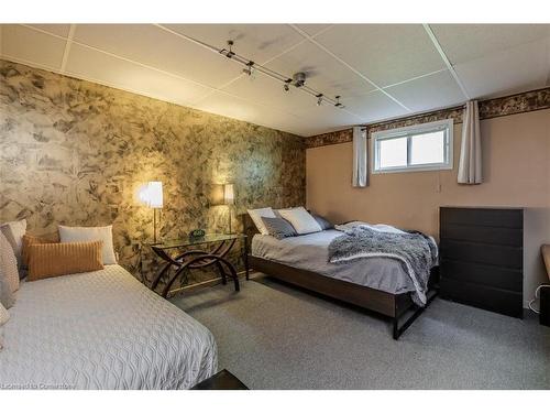 11 Weneil Dr Drive, Freelton, ON - Indoor Photo Showing Bedroom