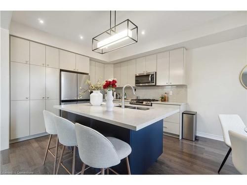 131 Starfire Crescent, Stoney Creek, ON - Indoor Photo Showing Kitchen With Double Sink With Upgraded Kitchen