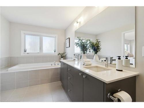 131 Starfire Crescent, Stoney Creek, ON - Indoor Photo Showing Bathroom