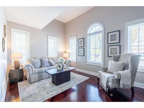 2352 Falling Green Drive, Oakville, ON - Indoor Photo Showing Living Room