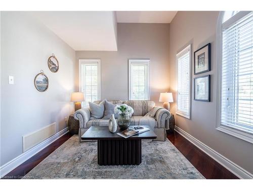 2352 Falling Green Drive, Oakville, ON - Indoor Photo Showing Living Room