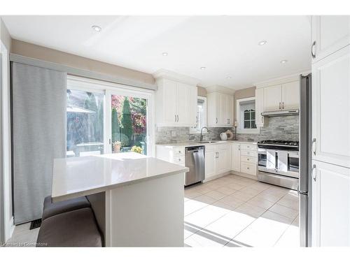 2352 Falling Green Drive, Oakville, ON - Indoor Photo Showing Kitchen With Upgraded Kitchen