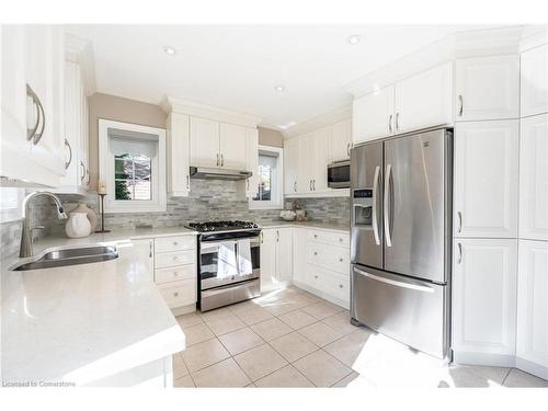 2352 Falling Green Drive, Oakville, ON - Indoor Photo Showing Kitchen With Double Sink With Upgraded Kitchen