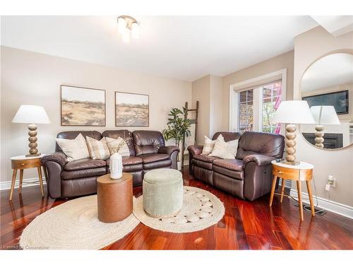 2352 Falling Green Drive, Oakville, ON - Indoor Photo Showing Living Room