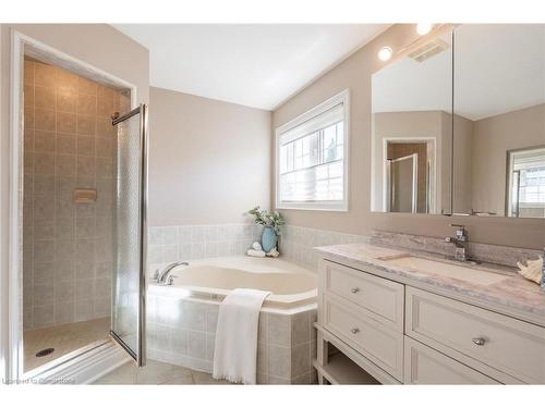 2352 Falling Green Drive, Oakville, ON - Indoor Photo Showing Bathroom