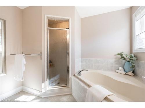 2352 Falling Green Drive, Oakville, ON - Indoor Photo Showing Bathroom