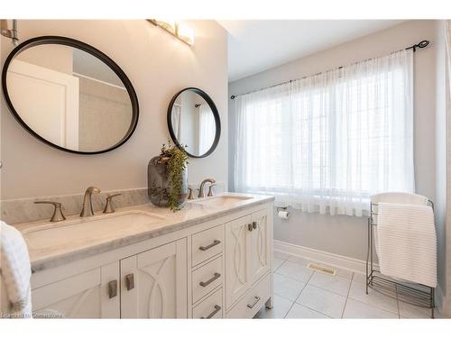 2352 Falling Green Drive, Oakville, ON - Indoor Photo Showing Bathroom