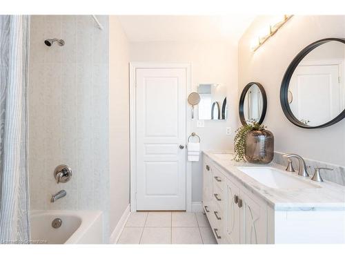 2352 Falling Green Drive, Oakville, ON - Indoor Photo Showing Bathroom