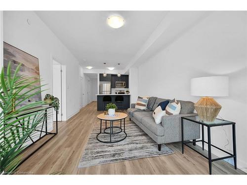 801-470 Dundas Street E, Waterdown, ON - Indoor Photo Showing Living Room