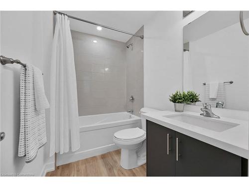 801-470 Dundas Street E, Waterdown, ON - Indoor Photo Showing Bathroom