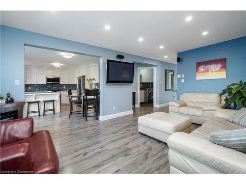 20 Midanbury Way, Mount Hope, ON - Indoor Photo Showing Living Room