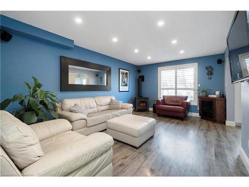 20 Midanbury Way, Mount Hope, ON - Indoor Photo Showing Living Room