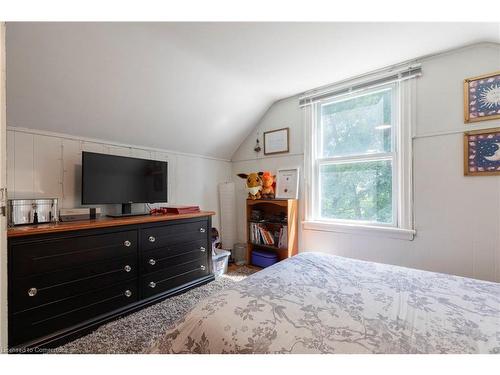 62 Alma Street, Dundas, ON - Indoor Photo Showing Bedroom