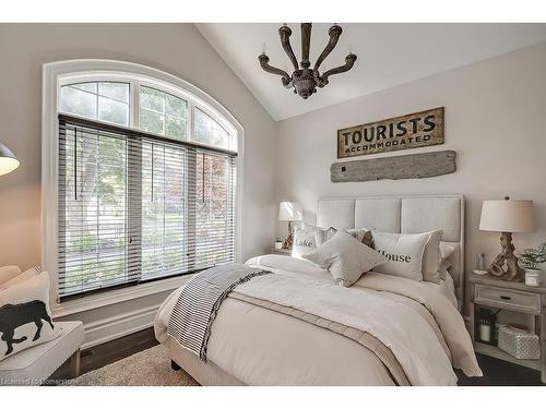 883 Kingsway Drive, Burlington, ON - Indoor Photo Showing Bedroom