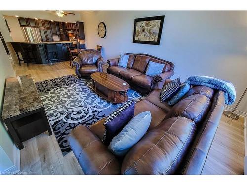 102-8111 Forest Glen Drive, Niagara Falls, ON - Indoor Photo Showing Living Room