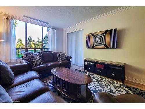 102-8111 Forest Glen Drive, Niagara Falls, ON - Indoor Photo Showing Living Room